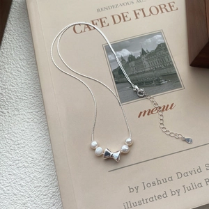 Collier nœud en argent sterling S925 avec perles d'eau douce sur fond vintage élégant