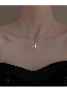 Nahaufnahme der S925 Silber Herz Halskette mit Diamanten am Hals eines Models
