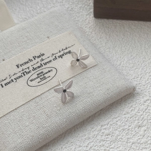 Minimalist S925 sterling silver frosted gardenia stud earrings with black center