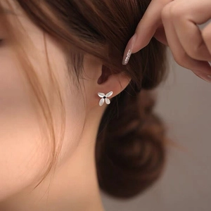 Elegant S925 sterling silver gardenia flower stud earrings with black gem on model