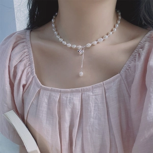 Elegante collana di perle barocche in argento S925 con cuore indossata da una modella