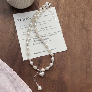 Collana di perle barocche vintage con pendente a cuore d'argento e nappina di perla a goccia