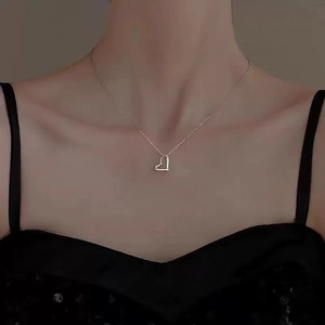 S925 Sterling Silber Herz Halskette mit Diamanten auf dem Schlüsselbein des Models