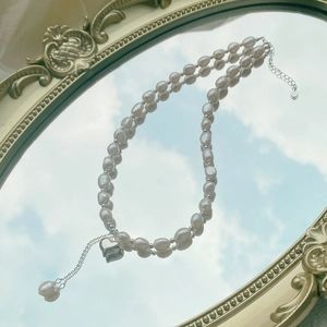 Collana in argento S925 con perle barocche e pendente a cuore che riflette il cielo blu