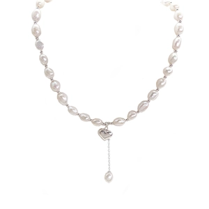 Collana di perle d'acqua dolce barocche con pendente a cuore in argento e perla a goccia