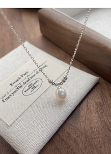 Detailed close-up of a drop-shaped freshwater pearl on a S925 sterling silver chain