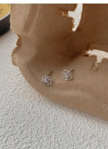 Gros plan de boucles d'oreilles roses en argent sterling S999 avec zircon étincelant