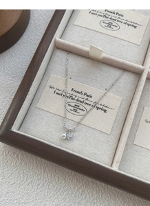 Détail de la chaîne en argent S925 avec pendentif perle et cœur dans une boîte en bois