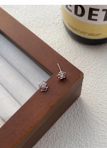 Détail macro des boucles d'oreilles rose en argent S999 avec pétales ajourés et zircon