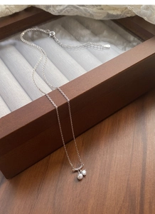 Détail du poinçon S925 sur le collier en argent avec pendentif cœur et perle d'eau douce