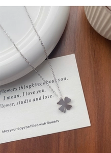 Nahaufnahme des polierten Kleeblatt-Anhängers aus S925 Sterlingsilber an einer Kette