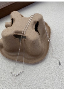 Détail du pendentif feuille de ginkgo en argent S999 avec texture métallique mate