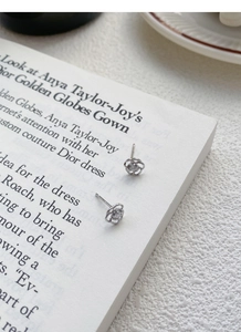 Gros plan détaillé de boucles d'oreilles roses en argent avec des zircons brillants
