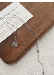 Makroaufnahme von S925 Sterlingsilber Kleeblatt-Anhänger mit Punzierung Gravur