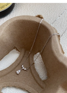 Détail du pendentif goutte d'eau en argent fin avec zircons brillants sur chaîne fine