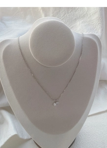 Détail macro du collier en argent S925 avec perle d'eau douce et zircon en cœur