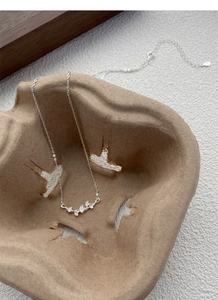 Gros plan détaillé du collier feuille de ginkgo en argent S925 avec cristaux brillants