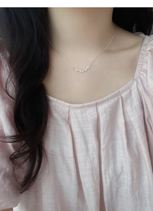Gros plan du collier feuille de ginkgo en argent S925 avec zircons sur le cou
