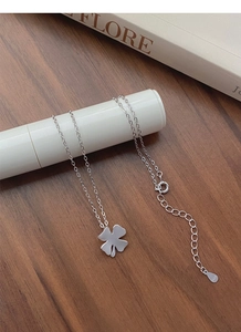 Detaillierte Makroansicht des S925 Sterling Silber Kleeblatt-Anhängers an einer Kette