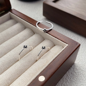 Bagues minimalistes en argent S925 avec fleurs en zircon noir sur boîte en velours