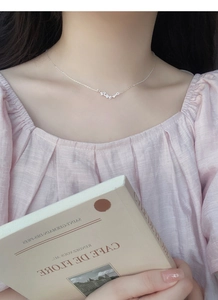 Vue rapprochée d'un pendentif en argent sterling serti d'étoiles sur une chaîne fine