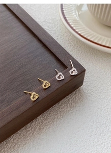 Détail macro de boucles d'oreilles nuage en argent S925 dorées et argentées