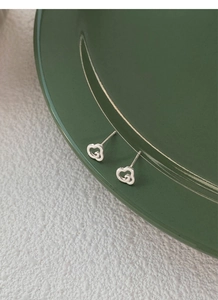 Vue détaillée de boucles d'oreilles nuage en argent S999 sur plat en céramique verte