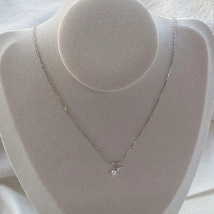 Collier élégant en argent S925 avec cœur en zircone et pendentif perle sur un mannequin