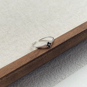 Bague ouverte en argent S925 minimaliste avec fleur délicate en zircon noir pour femme