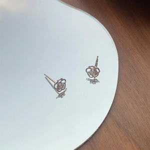 Élégantes boucles d'oreilles roses en argent S999 avec zircon sur un miroir nuage