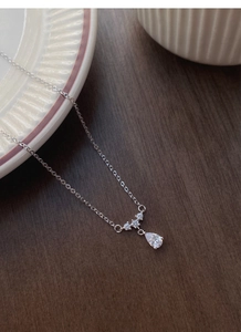 Détail du collier goutte en argent 999 avec pendentif en zircone cubique étincelant