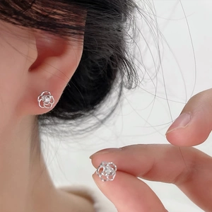 Boucles d'oreilles roses en argent S999 avec pétales évidés et petit zircon au centre