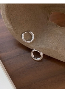 Détail de boucles d'oreilles créoles en argent S999 avec finition métal brossé mat