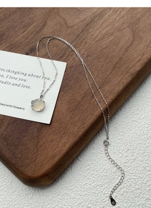Dettaglio della collana in argento S999 con pendente in calcedonio bianco traslucido