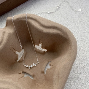 Collier luxueux en argent 999 avec feuille de ginkgo et incrustation de zircone