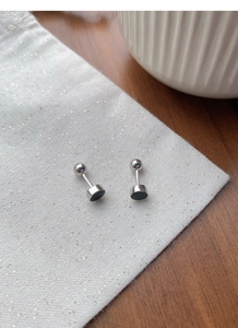 Vue détaillée de boucles d'oreilles barbell en argent S999 et émail noir sur pochette
