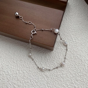 Elegant S925 sterling silver bracelet featuring freshwater pearls and minimalist chain design