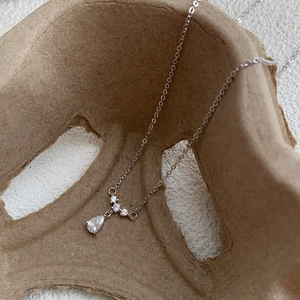 Collier minimaliste en argent sterling 999 avec pendentif goutte en zircon sur plateau brun