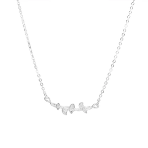 Collier élégant en argent 999 avec feuilles de ginkgo détaillées sur fond blanc pur