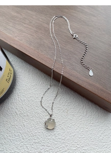Dettaglio del marchio S925 in argento sterling sul pendente a goccia della collana