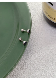 Boucles d'oreilles minimalistes en argent S999 avec disque émaillé noir et fermoir à vis