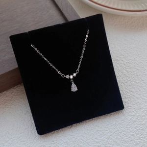 Collier goutte en argent sterling 999 avec petites pierres sur une chaîne élégante