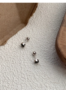 Détail macro du poinçon S925 sur des boucles d'oreilles minimalistes en argent à vis
