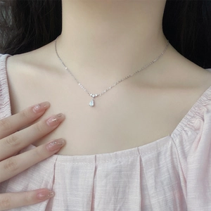 Élégant collier en argent sterling 999 avec un pendentif en zircone en forme de goutte