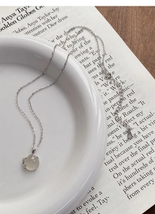 Dettaglio del marchio S925 sulla collana in argento con calcedonio a fiore di pruno