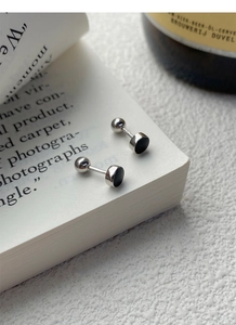 Détail de puce d'oreille en argent S999 avec émail noir et fermoir à vis sécurisé
