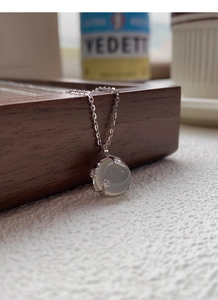 Dettaglio macro della collana in argento S999 fiore di prugno con ciondolo in calcedonio