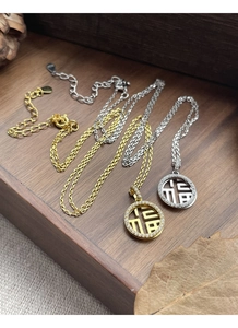 Détail du pendentif Fu en argent S925 avec design ajouré et oxydes de zirconium