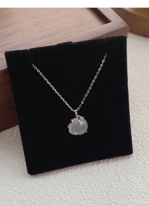 Dettaglio della collana in argento S999 con pendente fiore di prugna in calcedonio e cristalli