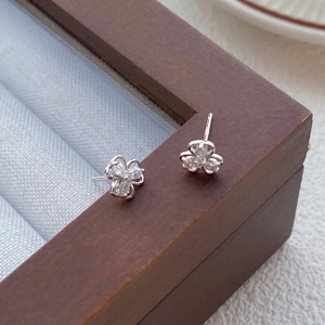 Sparkling S999 sterling silver clover stud earrings with brilliant zircon stones for women